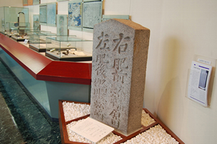 追分石。筑紫野市歴史博物館で常設展示されている